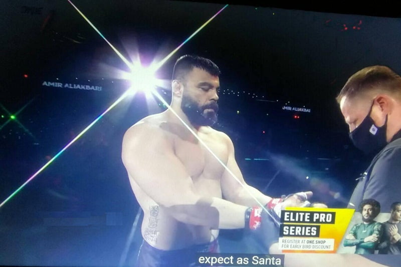 فیلم| مبارزه کامل امیر علی اکبری و آناتولی مالیخین | دیلی فوتبال