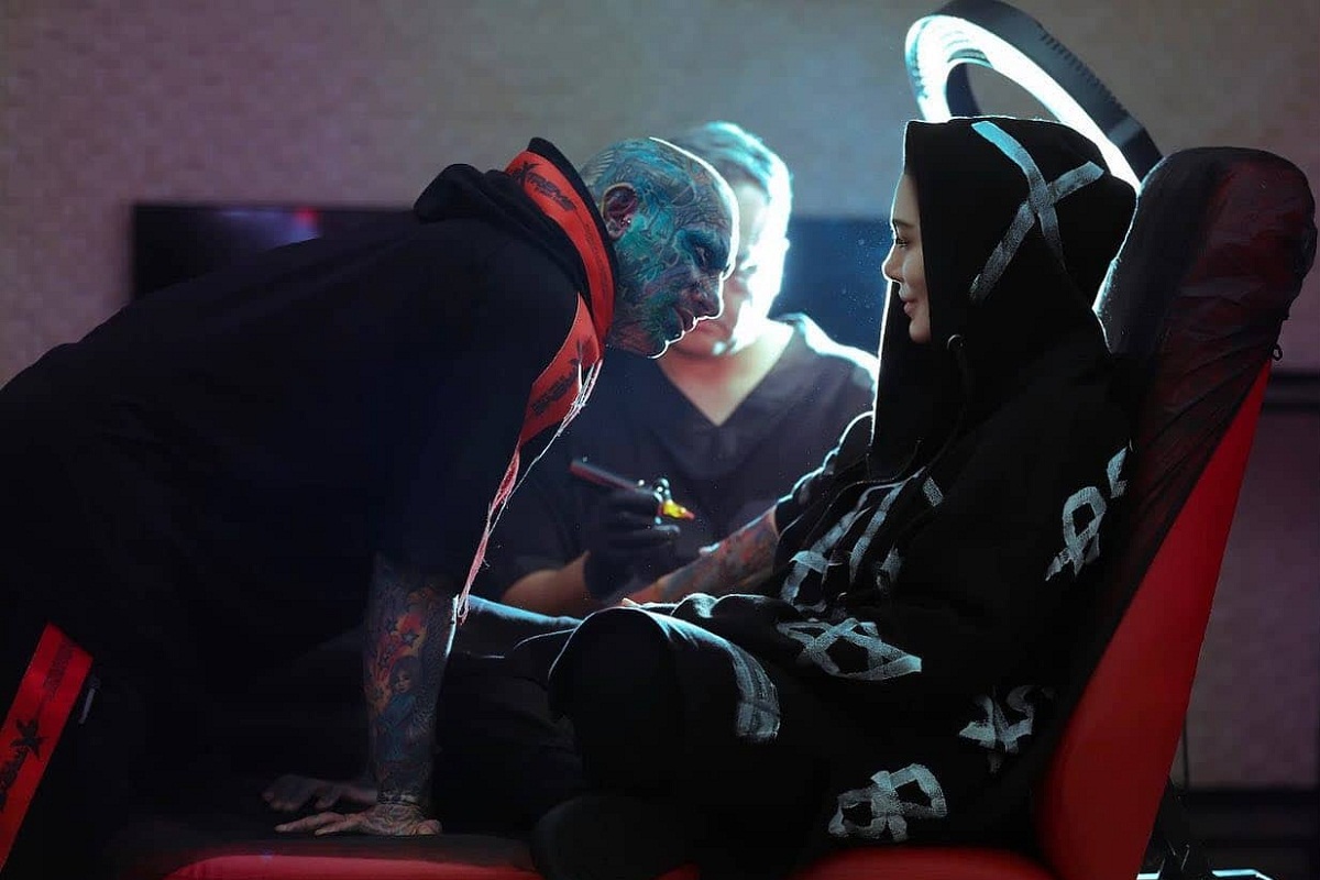 عکس| امیر تتلو دست سحر قریشی را دفتر نقاشی کرد! عکس| امیر تتلو دست سحر قریشی را دفتر نقاشی کرد! | دیلی فوتبال