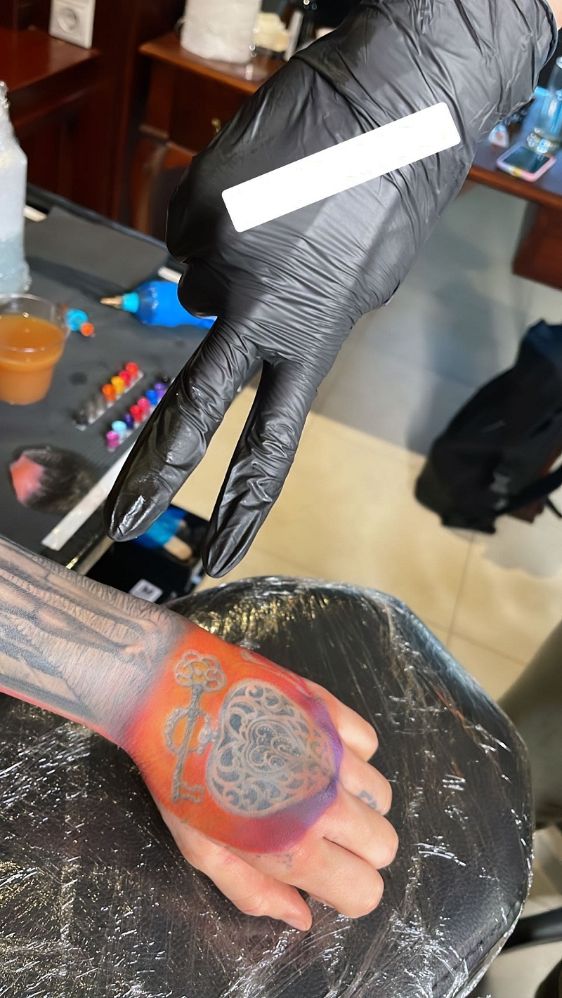 عکس| امیر تتلو دست سحر قریشی را دفتر نقاشی کرد! عکس| امیر تتلو دست سحر قریشی را دفتر نقاشی کرد! | دیلی فوتبال