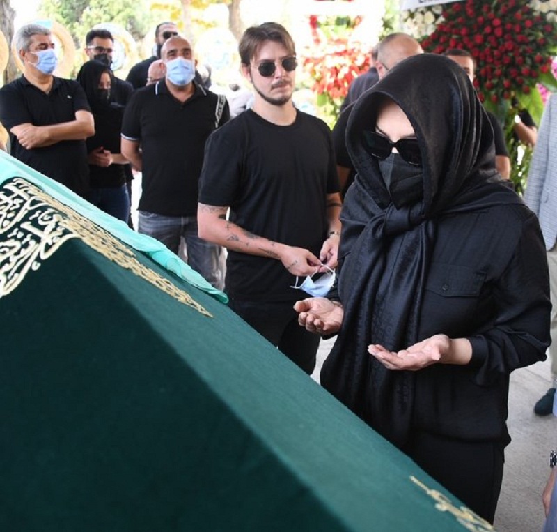عکس| مادر ابرو گوندش درگذشت؛ حجاب خواننده ترکیه ای سر مزار مادرش