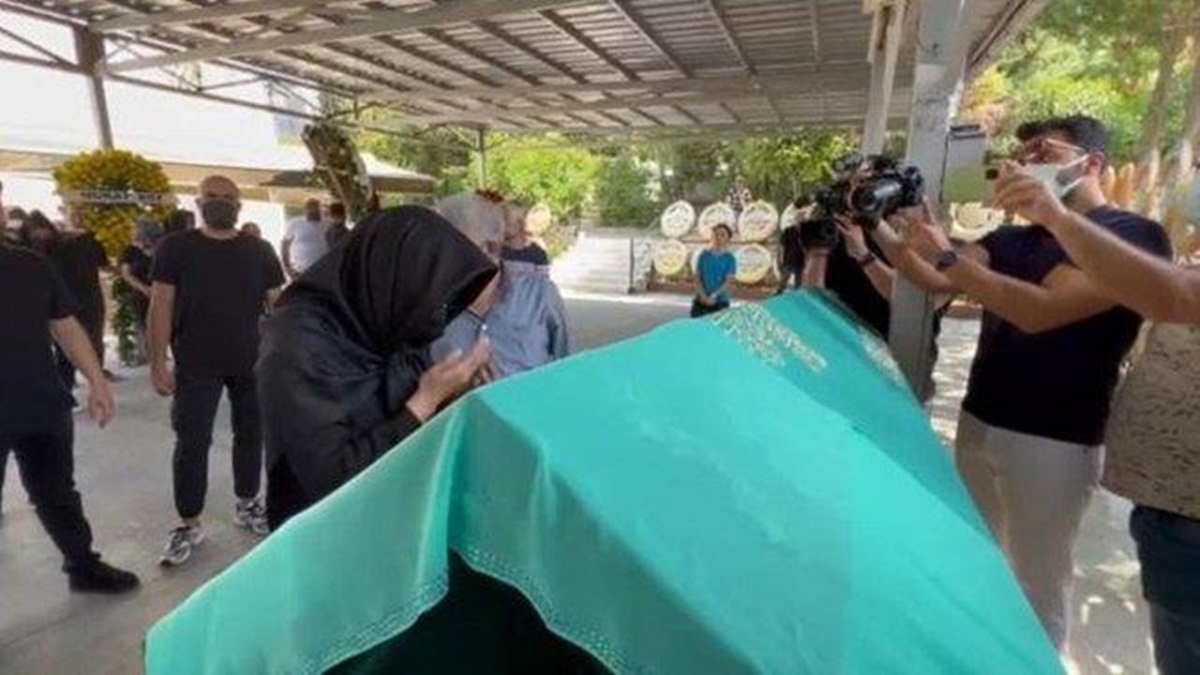 عکس| مادر ابرو گوندش درگذشت؛ حجاب خواننده ترکیه ای سر مزار مادرش