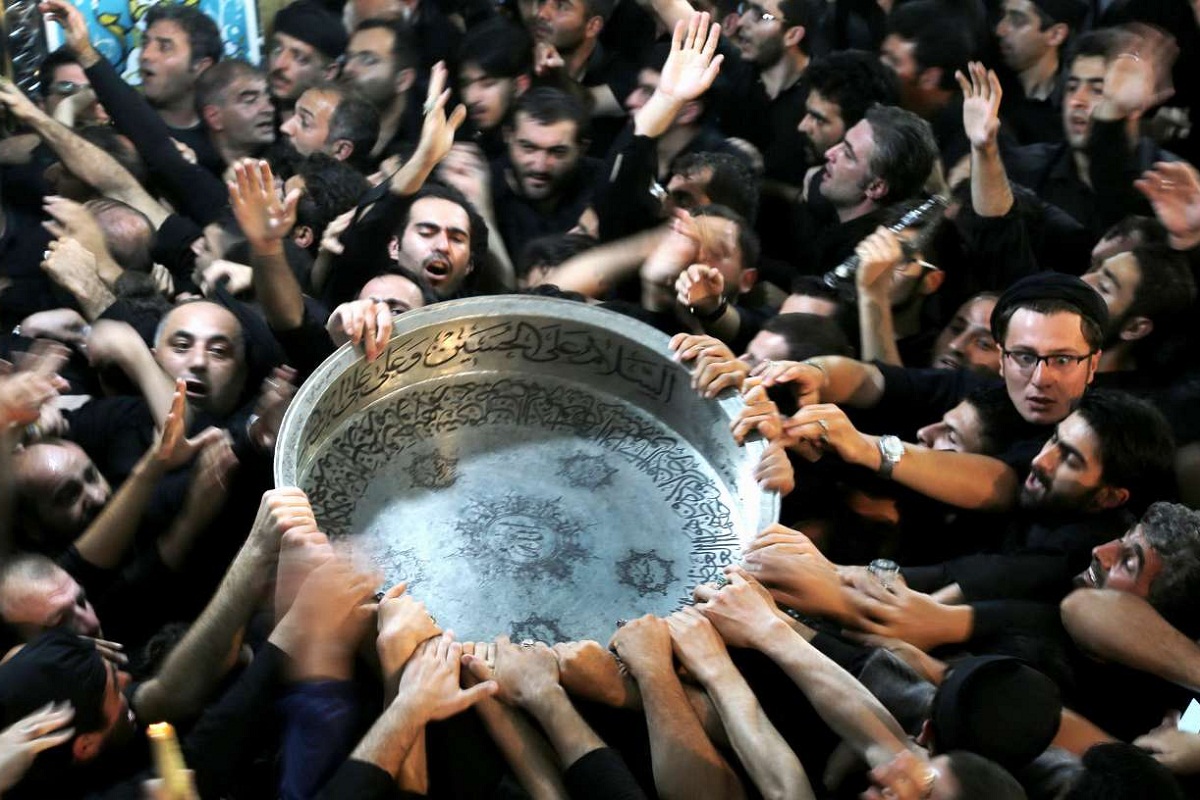 فیلم| مراسم طشت گذاری مسجد جامع اردبیل در آستانه محرم امسال 1401 | دیلی فوتبال