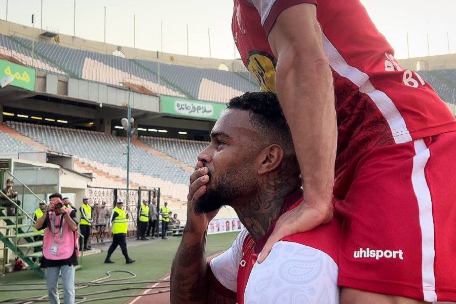 فیلم| خوشحالی بعد از گل یورگن لوکادیا با زنان هوادار پرسپولیس در جایگاه بانوان | دیلی فوتبال