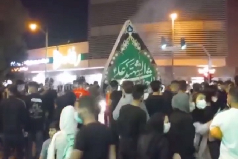 آتش زدن پرچم امام حسین (ع) در اغتشاشات و سوت، کف و هلهله داعشی های وطنی | دیلی فوتبال