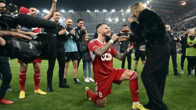 عکس| خواستگاری دراماتیک آرون دونوم در زمین فوتبال | دیلی فوتبال