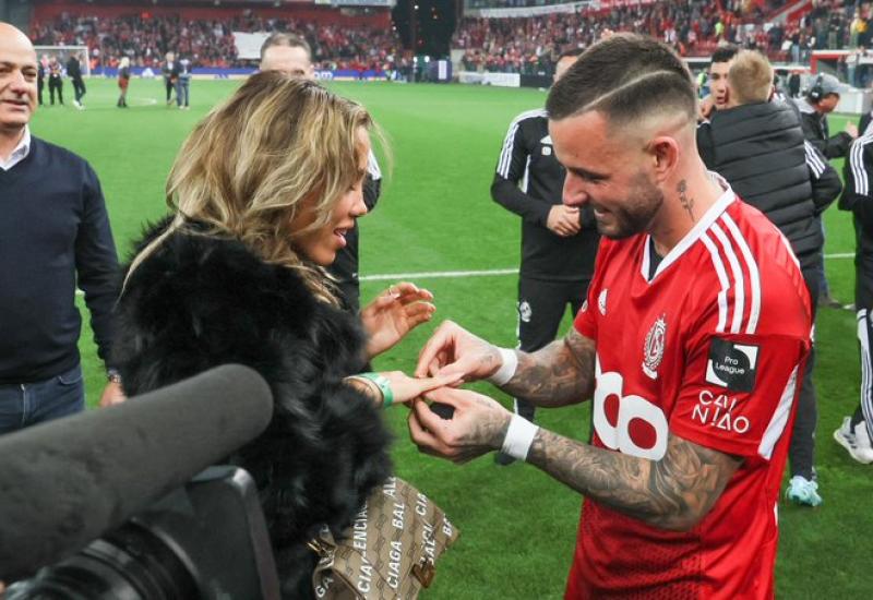 عکس| خواستگاری دراماتیک آرون دونوم در زمین فوتبال | دیلی فوتبال