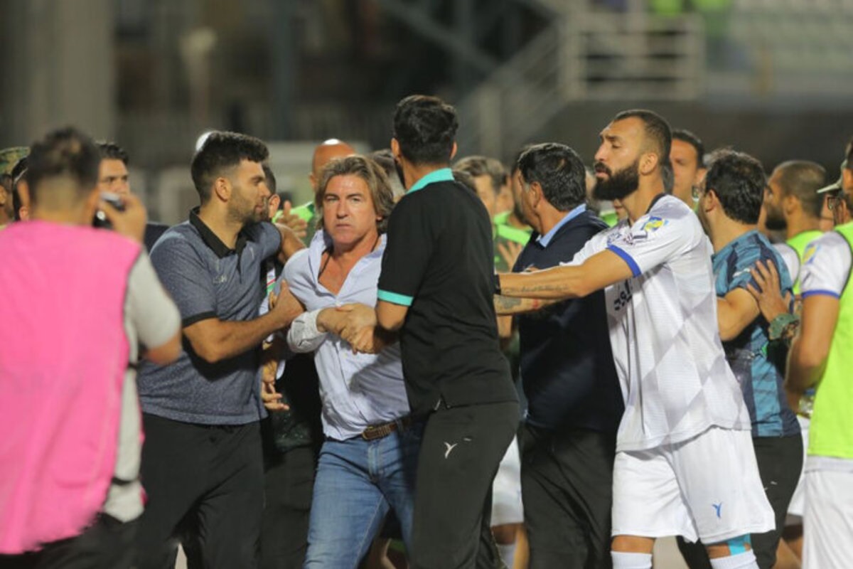 عکس| واکنش رسانه های اروپایی به خشم جنجالی مربی استقلال؛ ساپینتو را مهار کنید | دیلی فوتبال