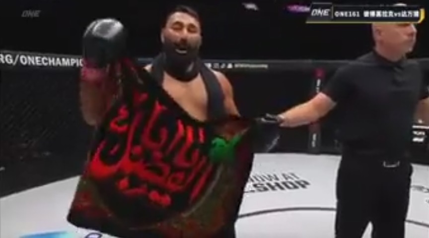 عکس| پرچم یا ابوالفضل (ع) روی دست ایرج عزیزپور قهرمان ایرانی MMA پس از پیروزی مقابل حریف برزیلی | دیلی فوتبال
