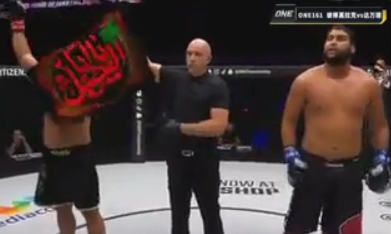 عکس| پرچم یا ابوالفضل (ع) روی دست ایرج عزیزپور قهرمان ایرانی MMA پس از پیروزی مقابل حریف برزیلی | دیلی فوتبال