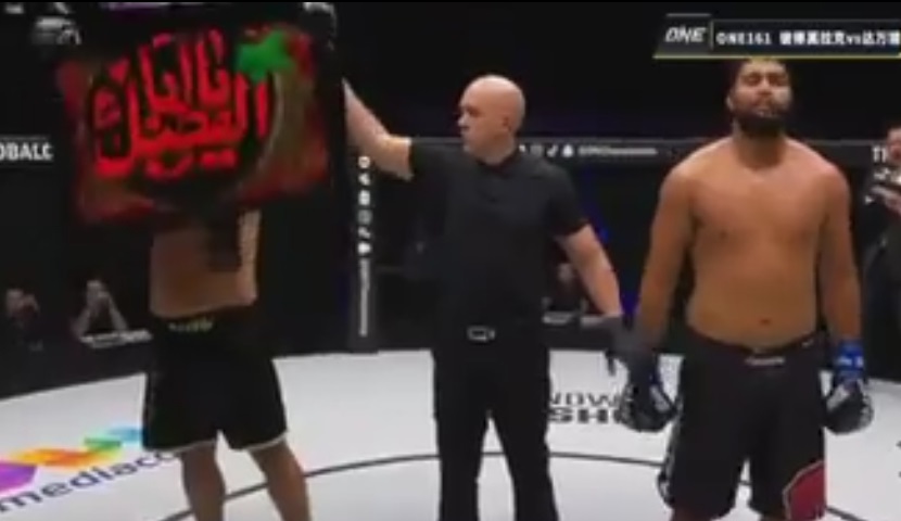 عکس| پرچم یا ابوالفضل (ع) روی دست ایرج عزیزپور قهرمان ایرانی MMA پس از پیروزی مقابل حریف برزیلی | دیلی فوتبال