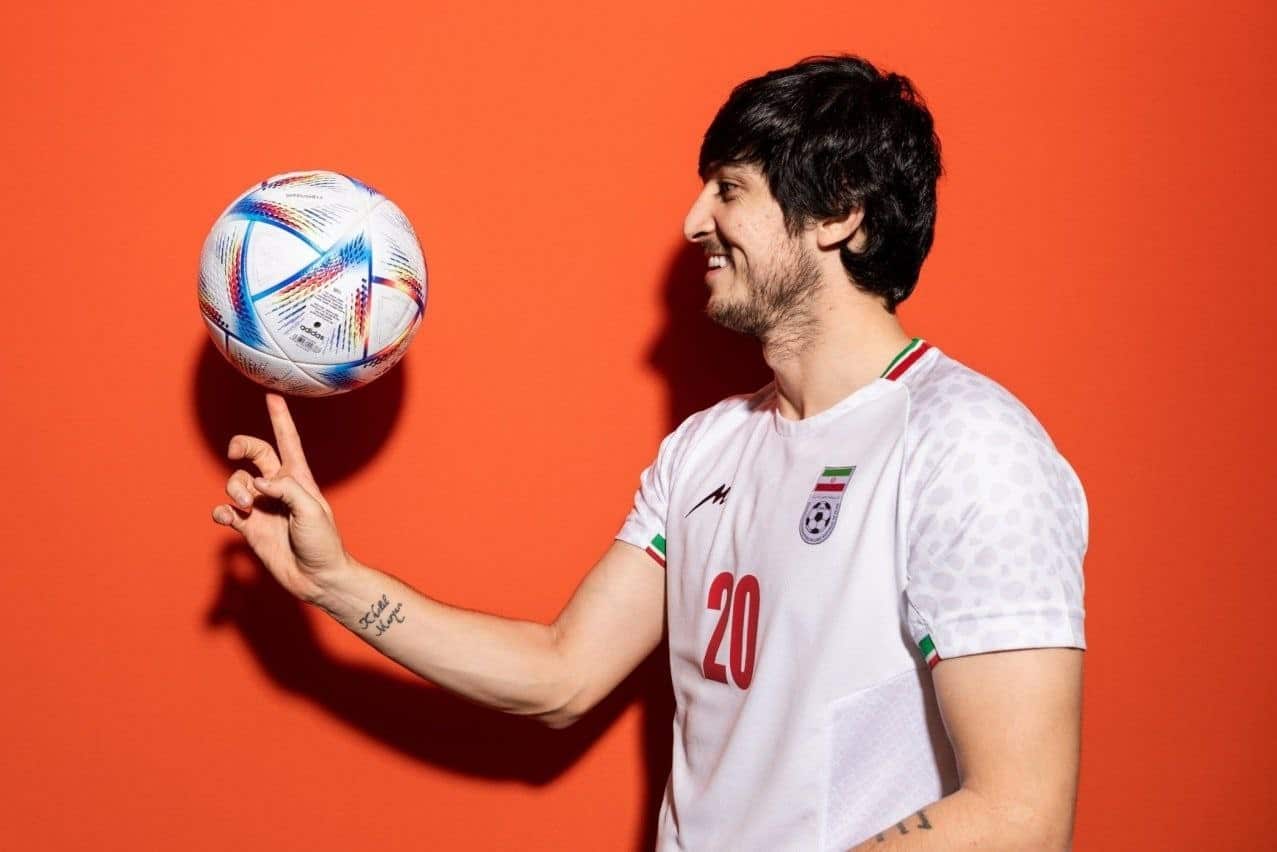 فیلم| رنجروور سردار آزمون در نمایشگاه اتومبیل؛ 6 تا بخور 100 میلیارد ببر! فیلم| رنجروور سردار آزمون در نمایشگاه اتومبیل؛ 6 تا بخور 100 میلیارد ببر! | دیلی فوتبال