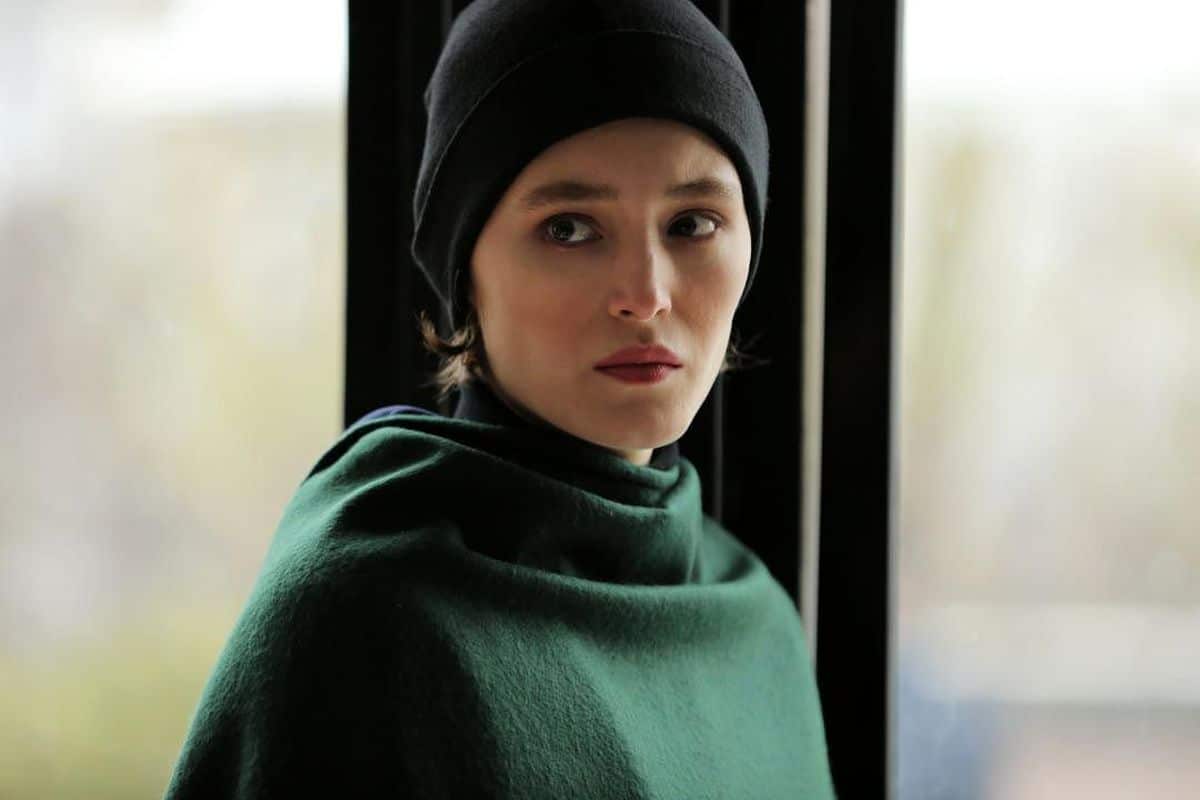 فیلم| استایل عجیب فرشته حسینی در ساختمان نیمه کاره؛ هر کسی کو دور ماند از اصل خویش… | دیلی فوتبال