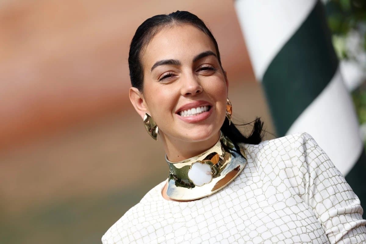 عکس| فروشندگی جورجینا رودریگز قبل از آشنایی با کریستیانو رونالدو عکس| فروشندگی جورجینا رودریگز قبل از آشنایی با کریستیانو رونالدو | دیلی فوتبال