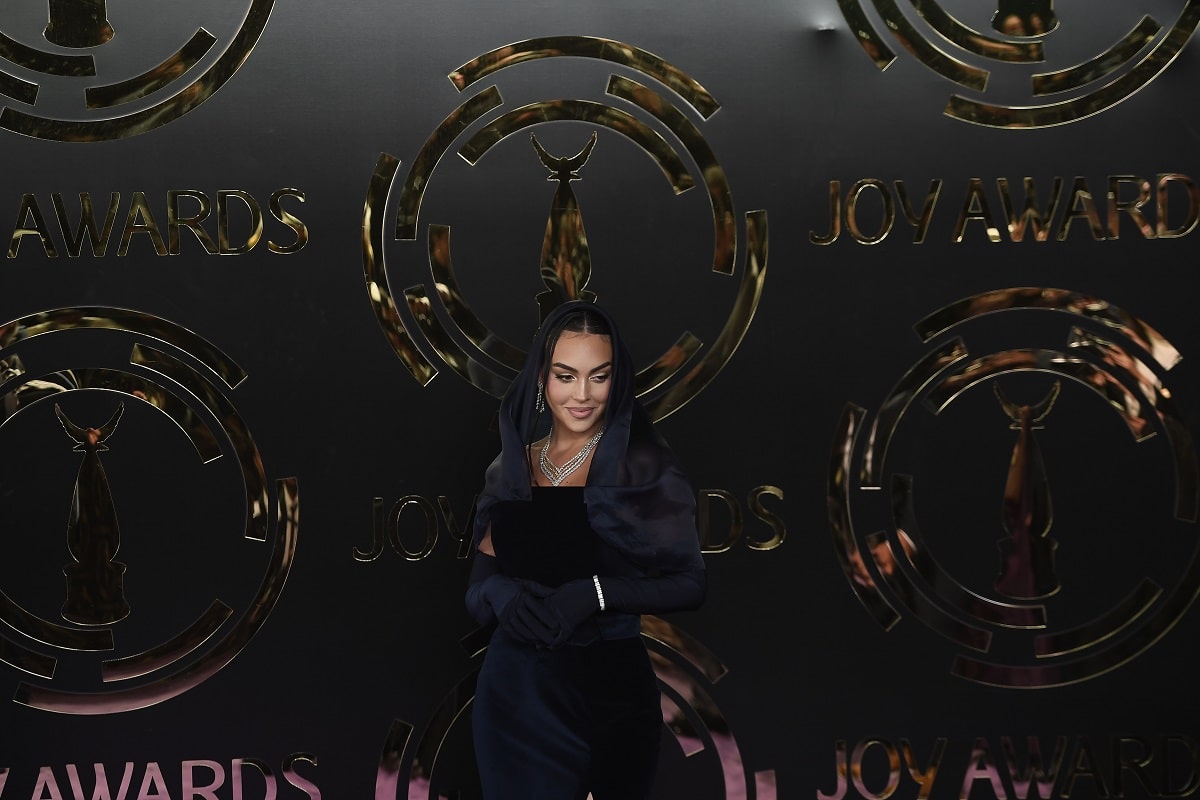 فیلم| حجاب جورجینا رودریگز در مراسمی با حضور آمیتاب باچان در ریاض عربستان فیلم| حجاب جورجینا رودریگز در مراسمی با حضور آمیتاب باچان در ریاض عربستان | دیلی فوتبال