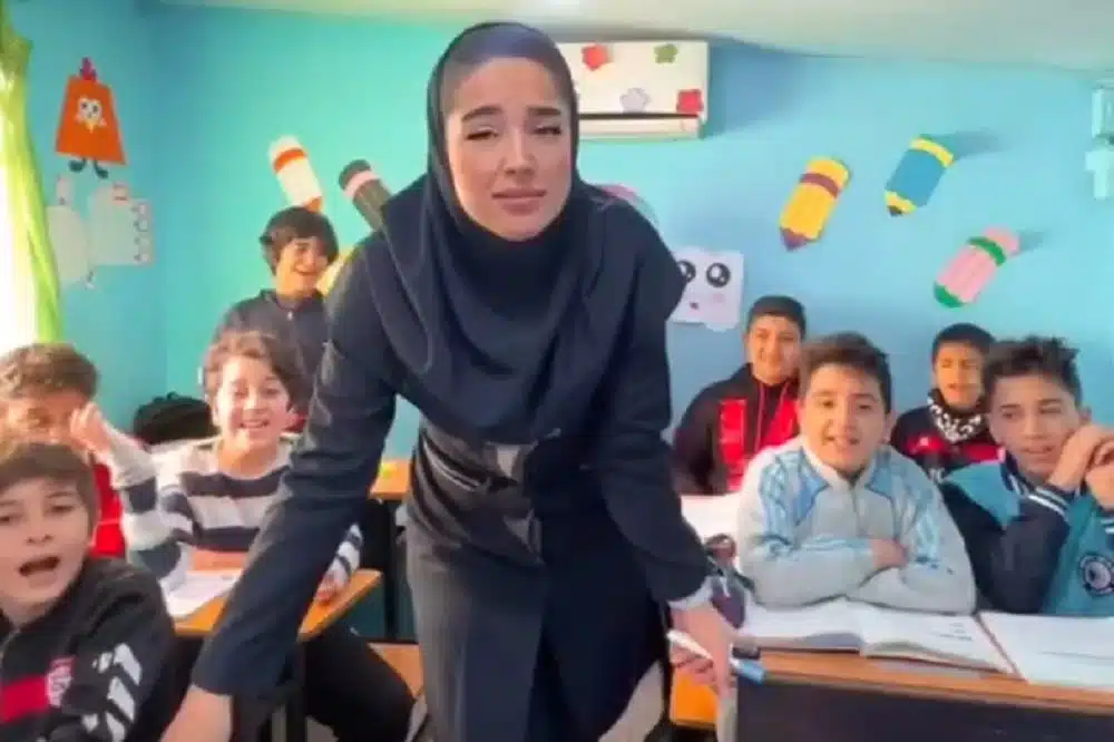فیلم| معلم یا بلاگر اینستاگرام؛ جنجال اجرای آهنگ «گنگستر شهر آمل» در کلاس درس مدرسه