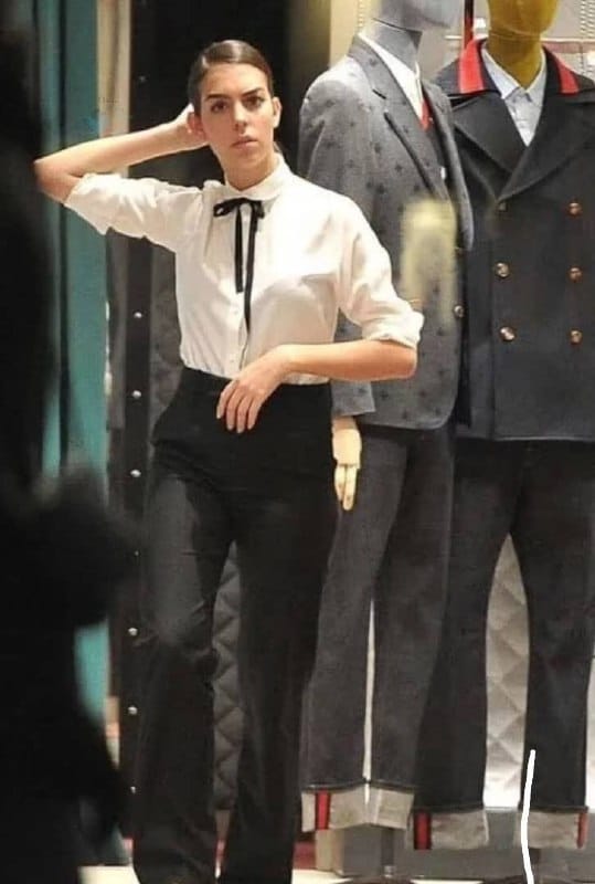 عکس| فروشندگی جورجینا رودریگز قبل از آشنایی با کریستیانو رونالدو عکس| فروشندگی جورجینا رودریگز قبل از آشنایی با کریستیانو رونالدو | دیلی فوتبال