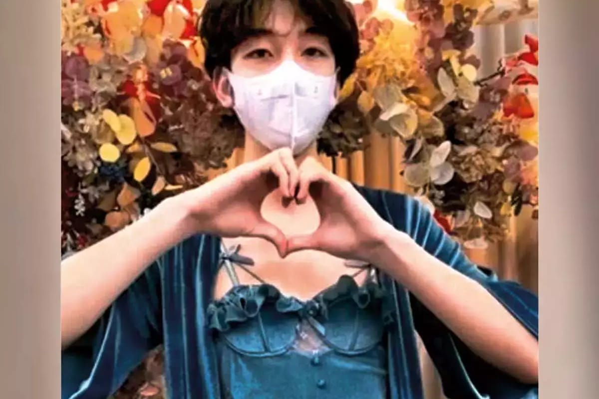 عکس| تصاویری خجالت آور از تبلیغ لباس زیر زنانه توسط مردان! عکس| تصاویری خجالت آور از تبلیغ لباس زیر زنانه توسط مردان! | دیلی فوتبال