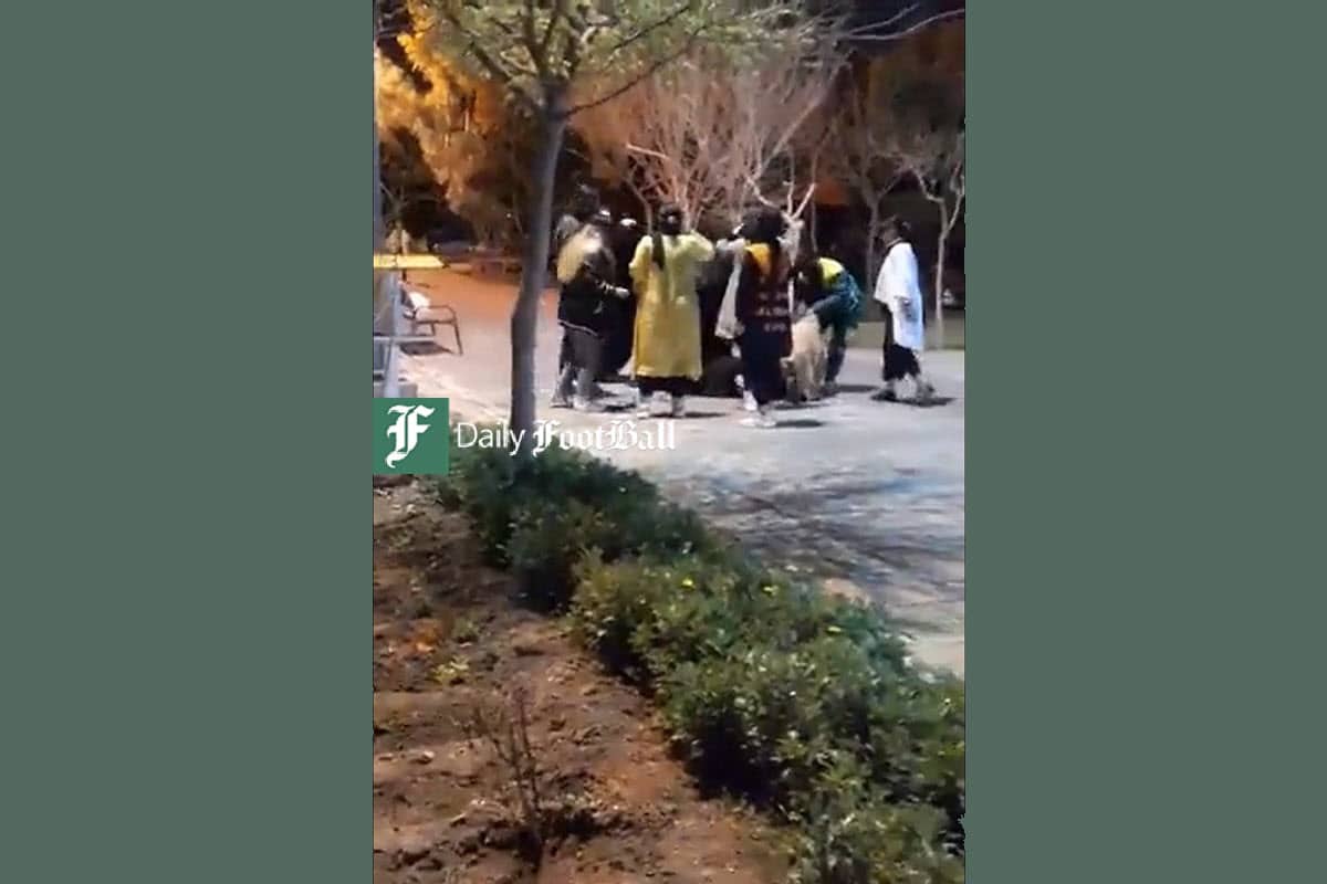 فیلم| حمله وحشیانه دختران بی حجاب به یک خانم محجبه در قم؛ حمایت علی کریمی از هنجارشکنان فیلم| حمله وحشیانه دختران بی حجاب به یک خانم محجبه در قم؛ حمایت علی کریمی از هنجارشکنان | دیلی فوتبال