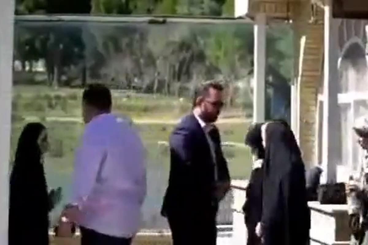 فیلم| قدردانی از رعایت حجاب اسلامی؛ تذکر بی حجابی به زنان توسط حراست باغ ارم شیراز | دیلی فوتبال