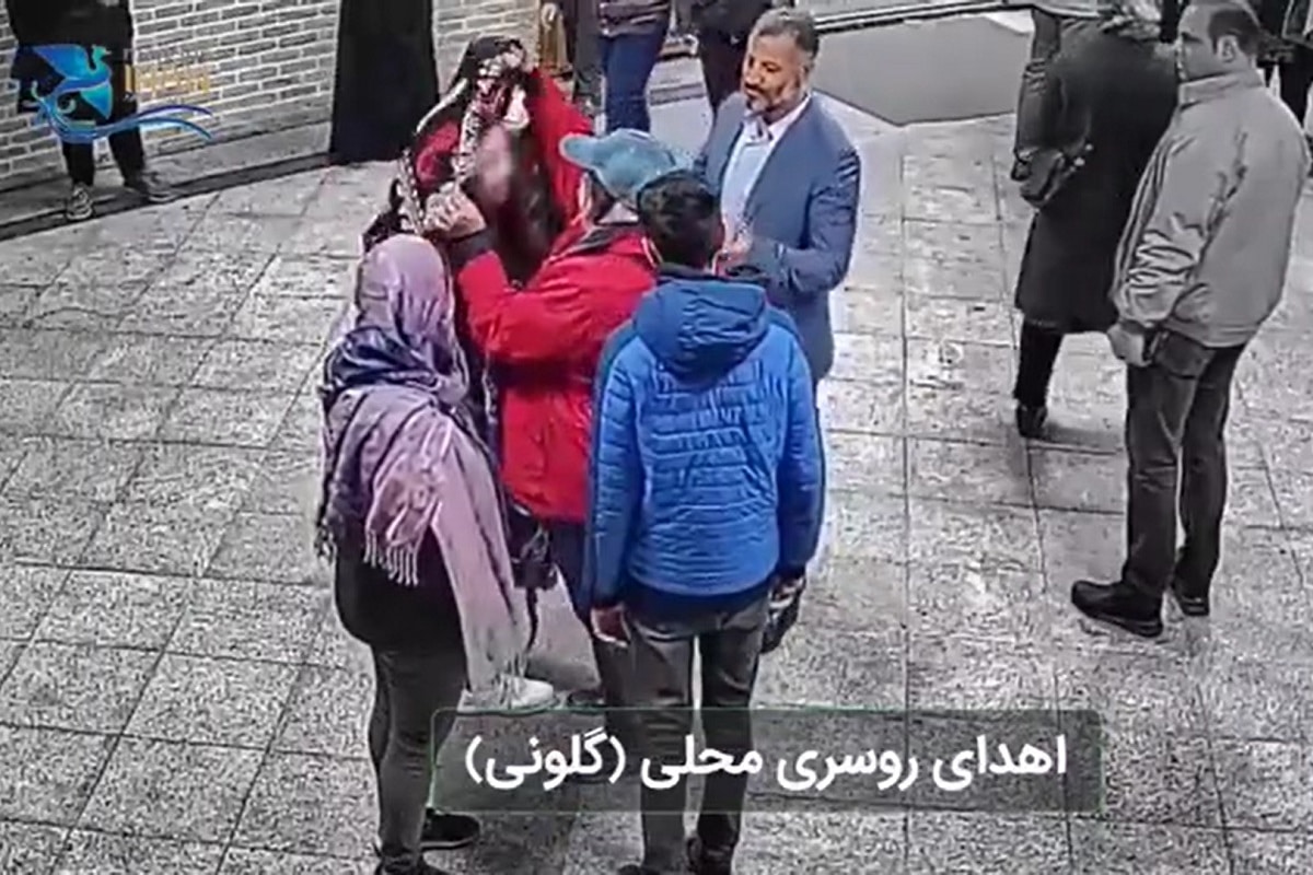 فیلم| اهدای روسری محلی به زنان بی حجاب در قلعه فلک الافلاک لرستان فیلم| اهدای روسری محلی به زنان بی حجاب در قلعه فلک الافلاک لرستان | دیلی فوتبال