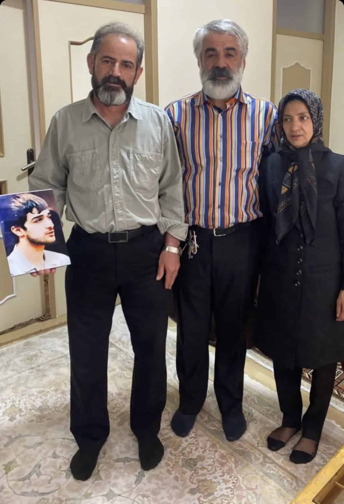 عکس| دیدار پدر مهسا امینی با خانواده یکی از قاتلان شهید روح الله عجمیان | دیلی فوتبال