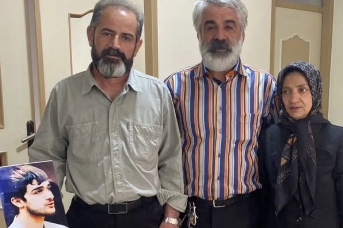 عکس| دیدار پدر مهسا امینی با خانواده یکی از قاتلان شهید روح الله عجمیان | دیلی فوتبال