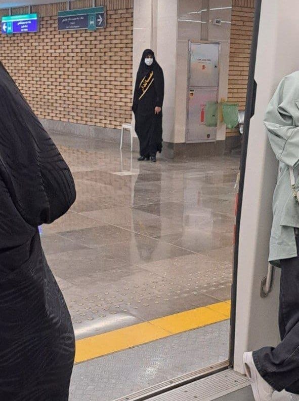 عکس| حضور مهماندار در مترو؛ امر به معروف حجاب در متروی اصفهان | دیلی فوتبال