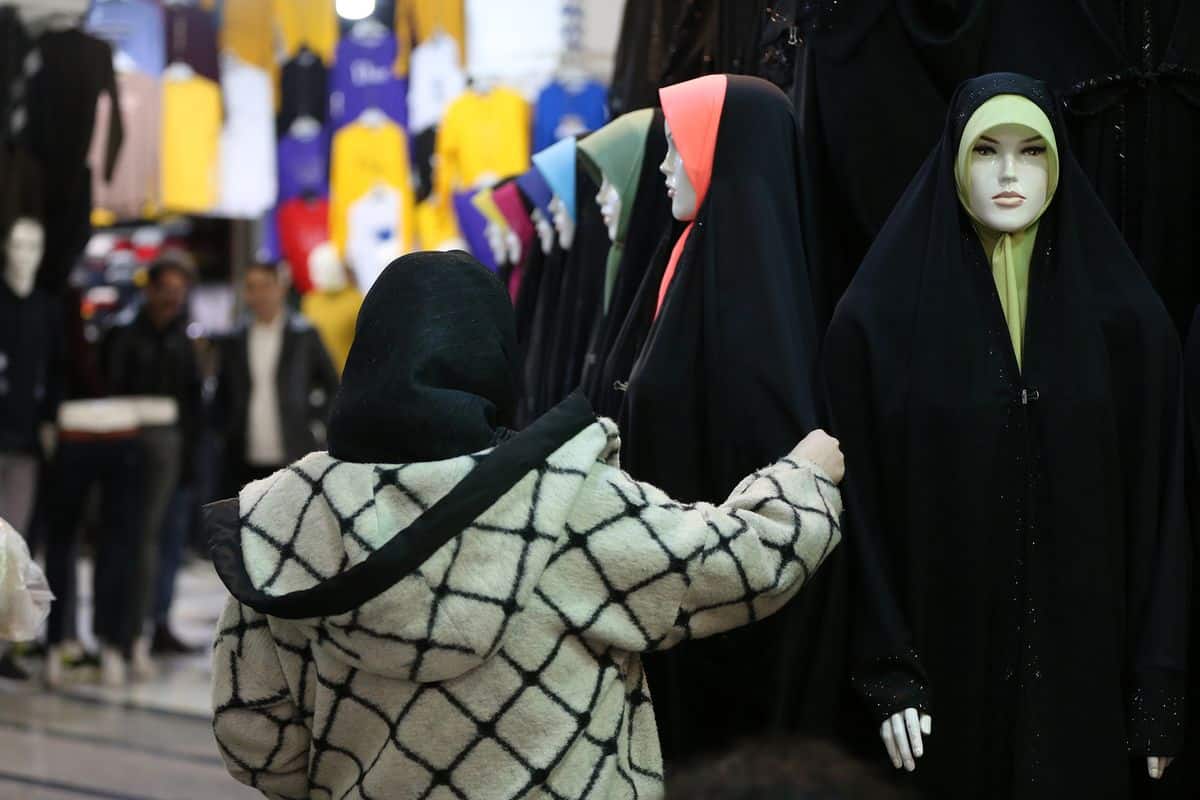 عکس| مردان سفیدپوش «گروه تذکر لسانی» برای امر به معروف حجاب در خیابان ها | دیلی فوتبال