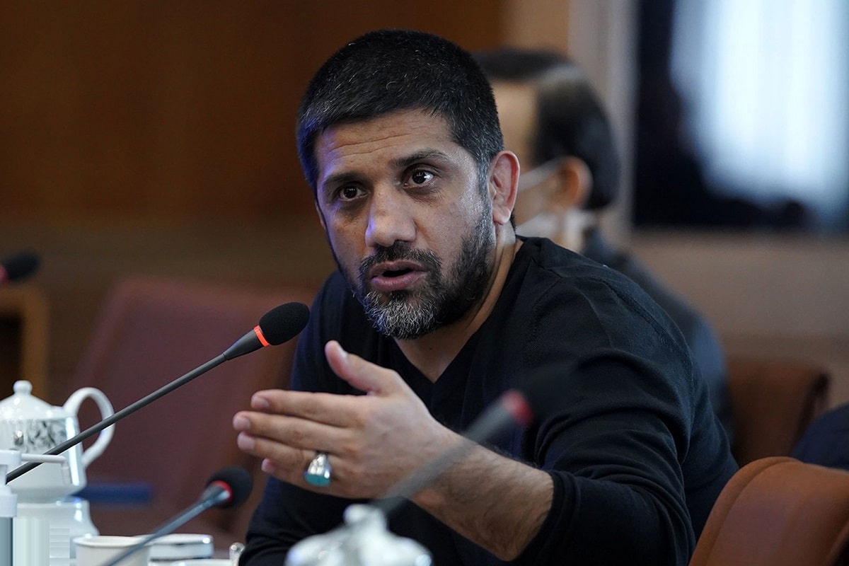 فیلم| واکنش علیرضا دبیر به نماز خواندن در جلسه با وزیر ورزش | دیلی فوتبال