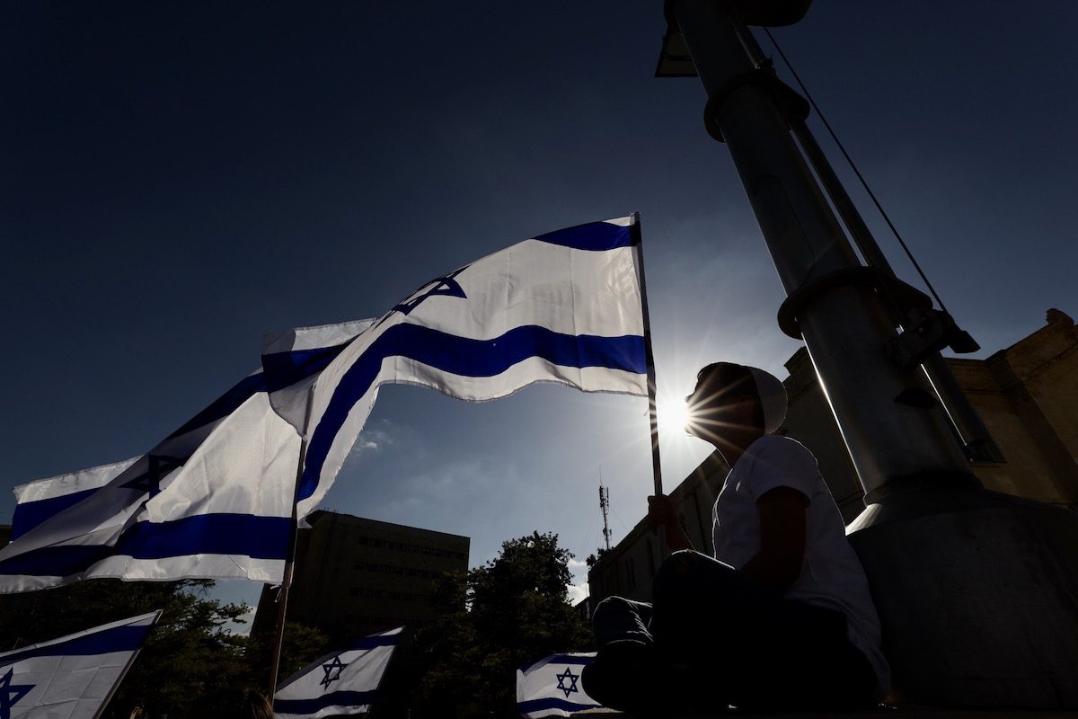 فیلم| با این پرچم عکس یادگاری می گیری؟ | دیلی فوتبال