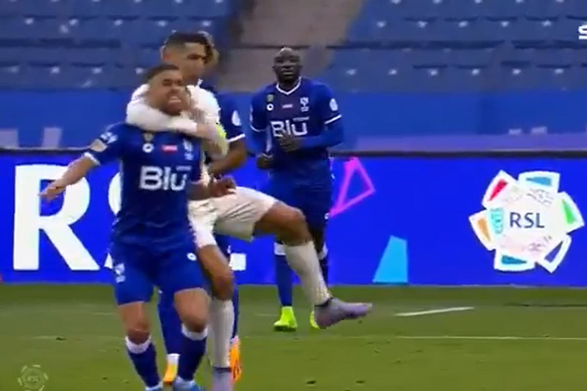 فیلم| اجرای فن کشتی کج توسط کریستیانو رونالدو فیلم| اجرای فن کشتی کج توسط کریستیانو رونالدو | دیلی فوتبال