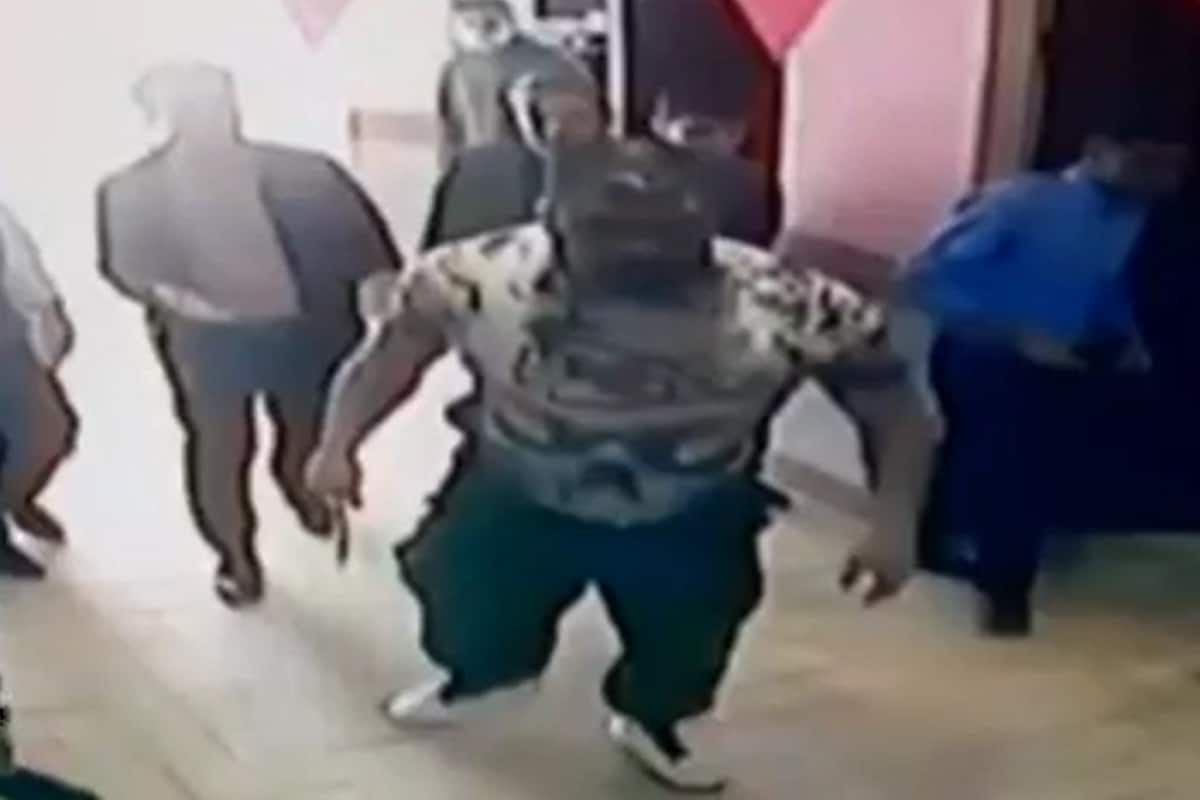 فیلم| ضرب و شتم معلم توسط اولیای قمه به دست در یکی از مدارس کرج فیلم| ضرب و شتم معلم توسط اولیای قمه به دست در یکی از مدارس کرج | دیلی فوتبال