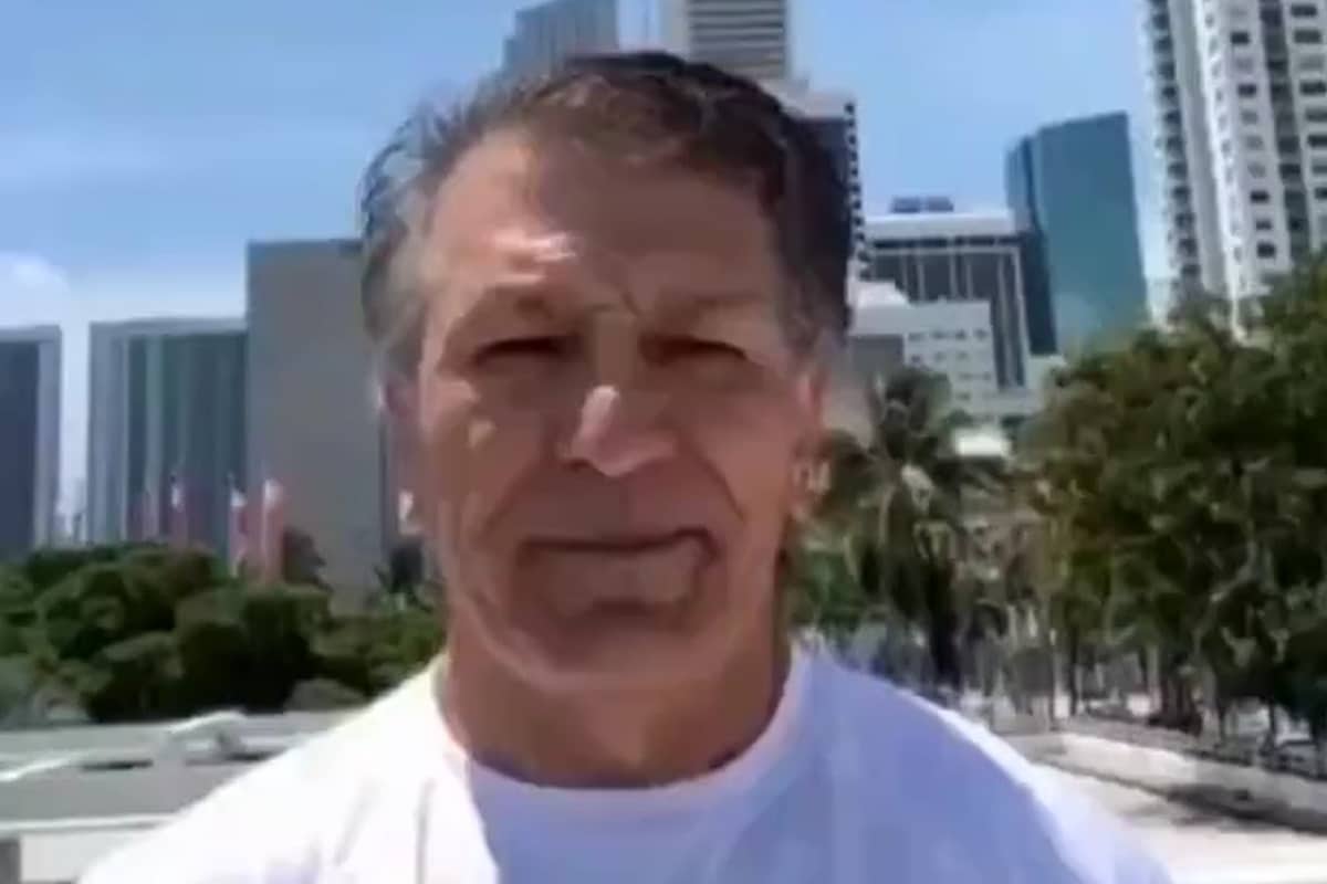 فیلم| بوسه علی کربلایی ارتشی رژیم پهلوی بر پرچم جمهوری اسلامی ایران در قلب آمریکا فیلم| بوسه علی کربلایی ارتشی رژیم پهلوی بر پرچم جمهوری اسلامی ایران در قلب آمریکا | دیلی فوتبال