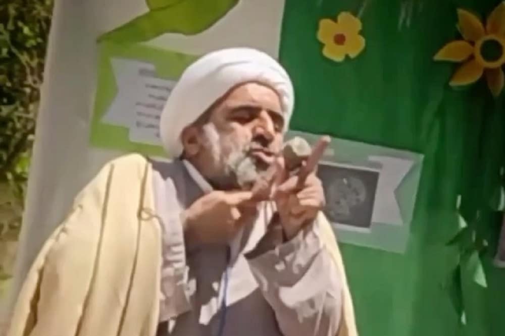 فیلم| حرکات و مثال عجیب یک روحانی در مدرسه دخترانه فیلم| حرکات و مثال عجیب یک روحانی در مدرسه دخترانه | دیلی فوتبال