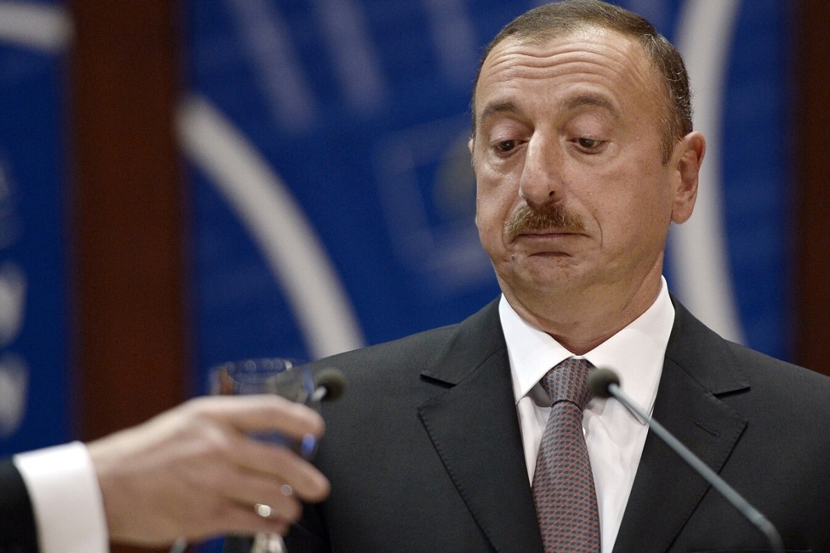 فیلم| تودهنی شاعر آذری به الهام علی اف | دیلی فوتبال