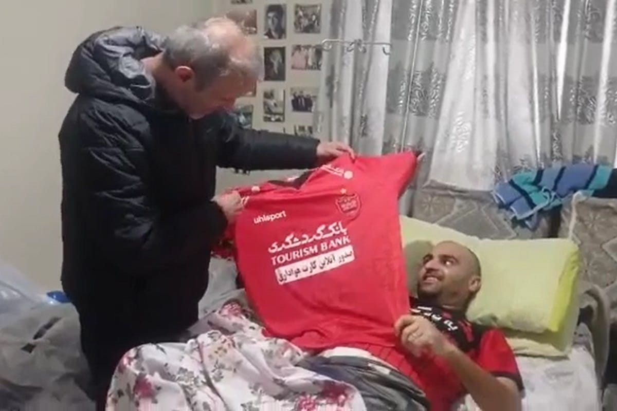 فیلم| عیادت یحیی گل محمدی از پدر کیان پیرفلک و اهدای پیراهن عیسی آل کثیر | دیلی فوتبال