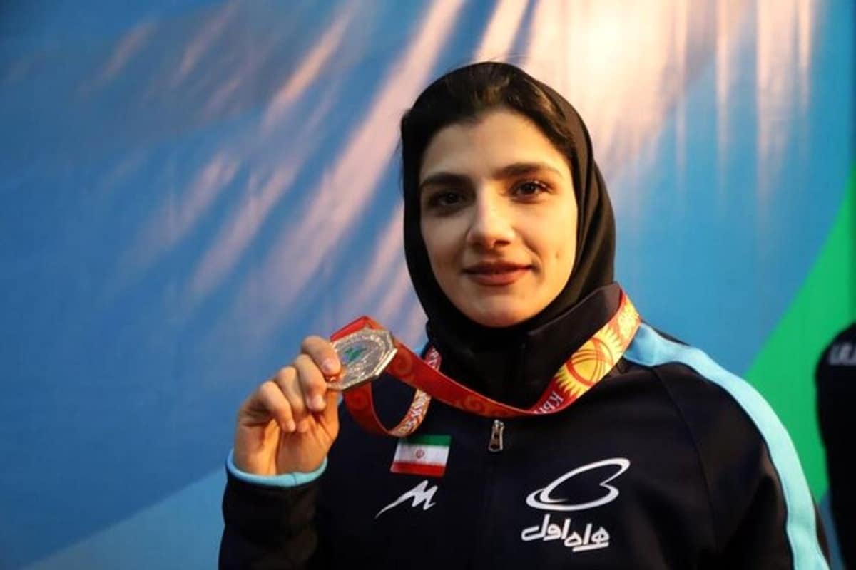 فیلم| نماز خواندن بانوی کشتی گیر ایرانی در سالن مسابقات آسیایی فیلم| نماز خواندن بانوی کشتی گیر ایرانی در سالن مسابقات آسیایی | دیلی فوتبال