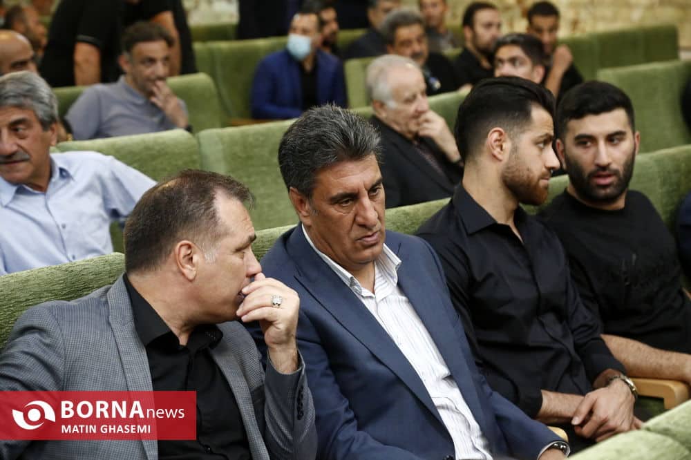 فیلم| از علی دایی تا علیرضا دبیر؛ اهالی ورزش در مراسم ختم خواهر امیر قلعه نویی | دیلی فوتبال