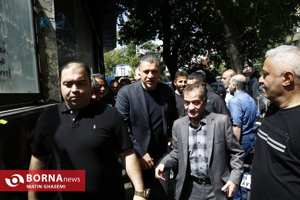 فیلم| از علی دایی تا علیرضا دبیر؛ اهالی ورزش در مراسم ختم خواهر امیر قلعه نویی | دیلی فوتبال