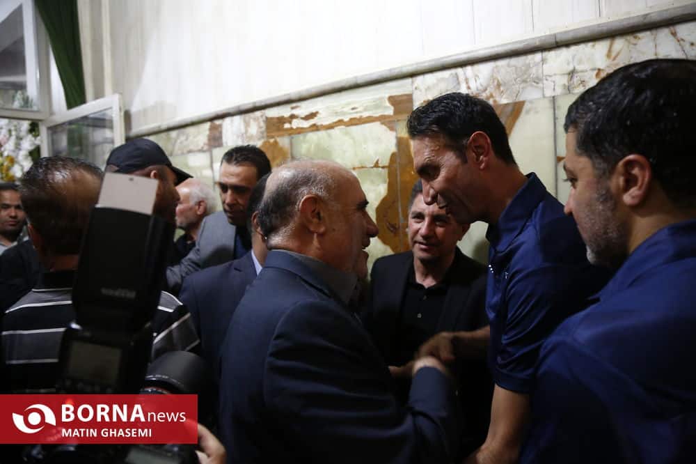 فیلم| از علی دایی تا علیرضا دبیر؛ اهالی ورزش در مراسم ختم خواهر امیر قلعه نویی | دیلی فوتبال