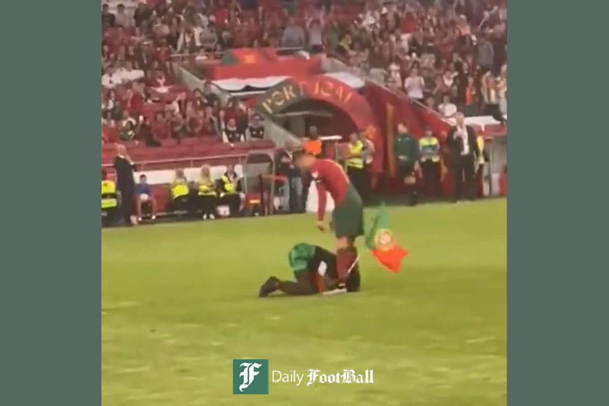 فیلم| سجده به رونالدو توسط جیمی جامپ! فیلم| سجده به رونالدو توسط جیمی جامپ! | دیلی فوتبال