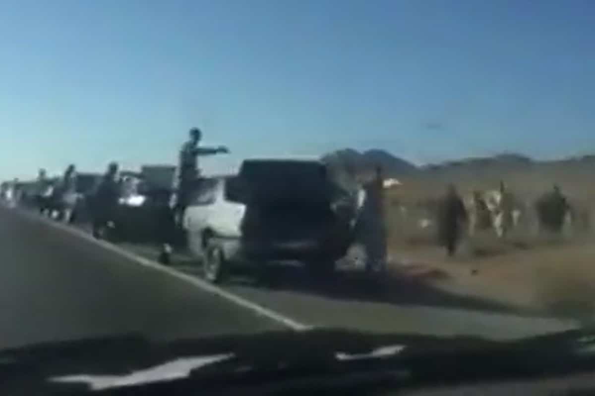 فیلم| هجوم افغانستانی های از مرز گذشته برای سوار شدن در صندوق عقب خودروها فیلم| هجوم افغانستانی های از مرز گذشته برای سوار شدن در صندوق عقب خودروها | دیلی فوتبال