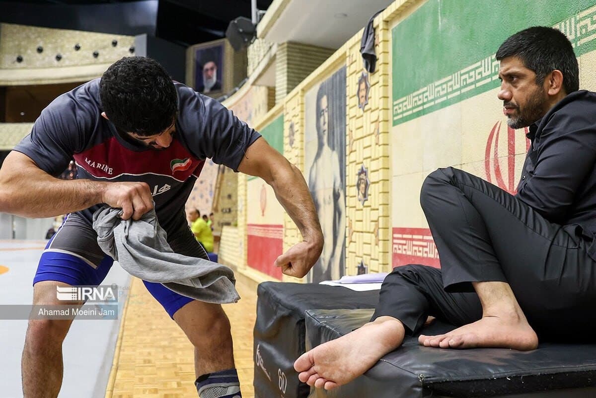 عکس| استایل گنگ علیرضا دبیر در اردوی تیم ملی کشتی | دیلی فوتبال