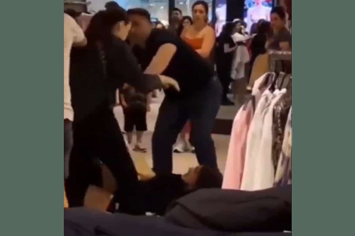 فیلم| آبروریزی زنان ایرانی در استانبول؛ دعوای عجیب در یک فروشگاه فیلم| آبروریزی زنان ایرانی در استانبول؛ دعوای عجیب در یک فروشگاه | دیلی فوتبال