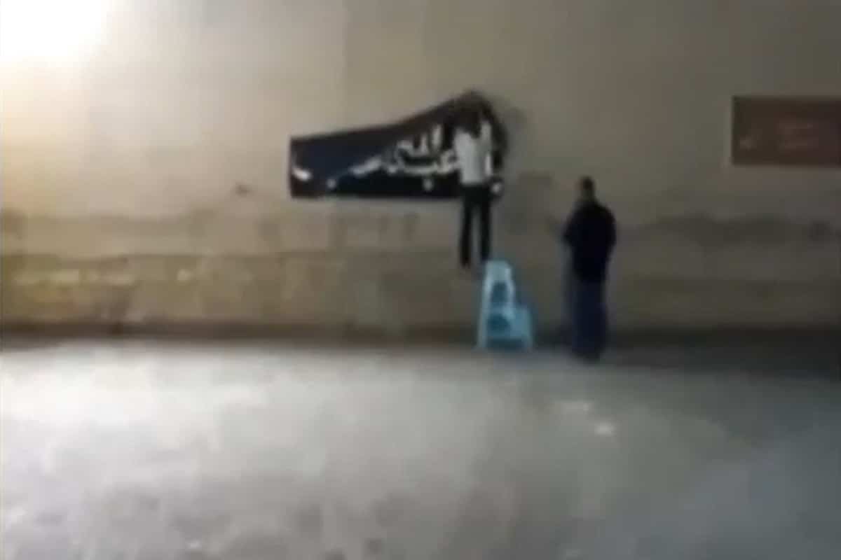 فیلم| پایین کشیدن پرچم امام حسین (ع) در جمهوری آذربایجان؛ نصب نمادهای همجنسگرایی آزاد! فیلم| پایین کشیدن پرچم امام حسین (ع) در جمهوری آذربایجان؛ نصب نمادهای همجنسگرایی آزاد! | دیلی فوتبال