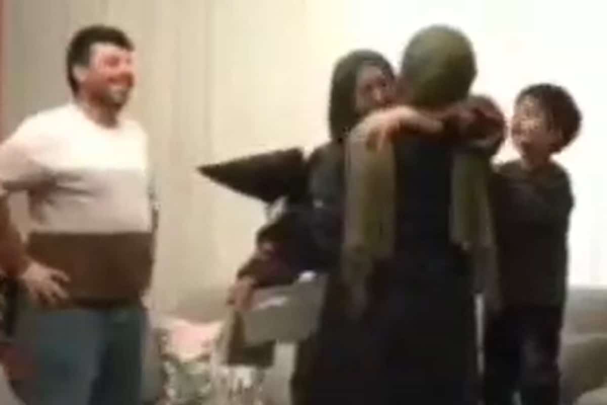 فیلم| خوشحالی پدر و مادر از محجبه شدن دخترشان | دیلی فوتبال