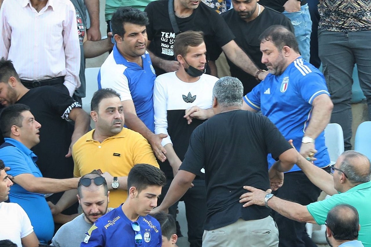 فیلم| جنجال هانی کرده و اراذل در تمرین استقلال فیلم| جنجال هانی کرده و اراذل در تمرین استقلال | دیلی فوتبال