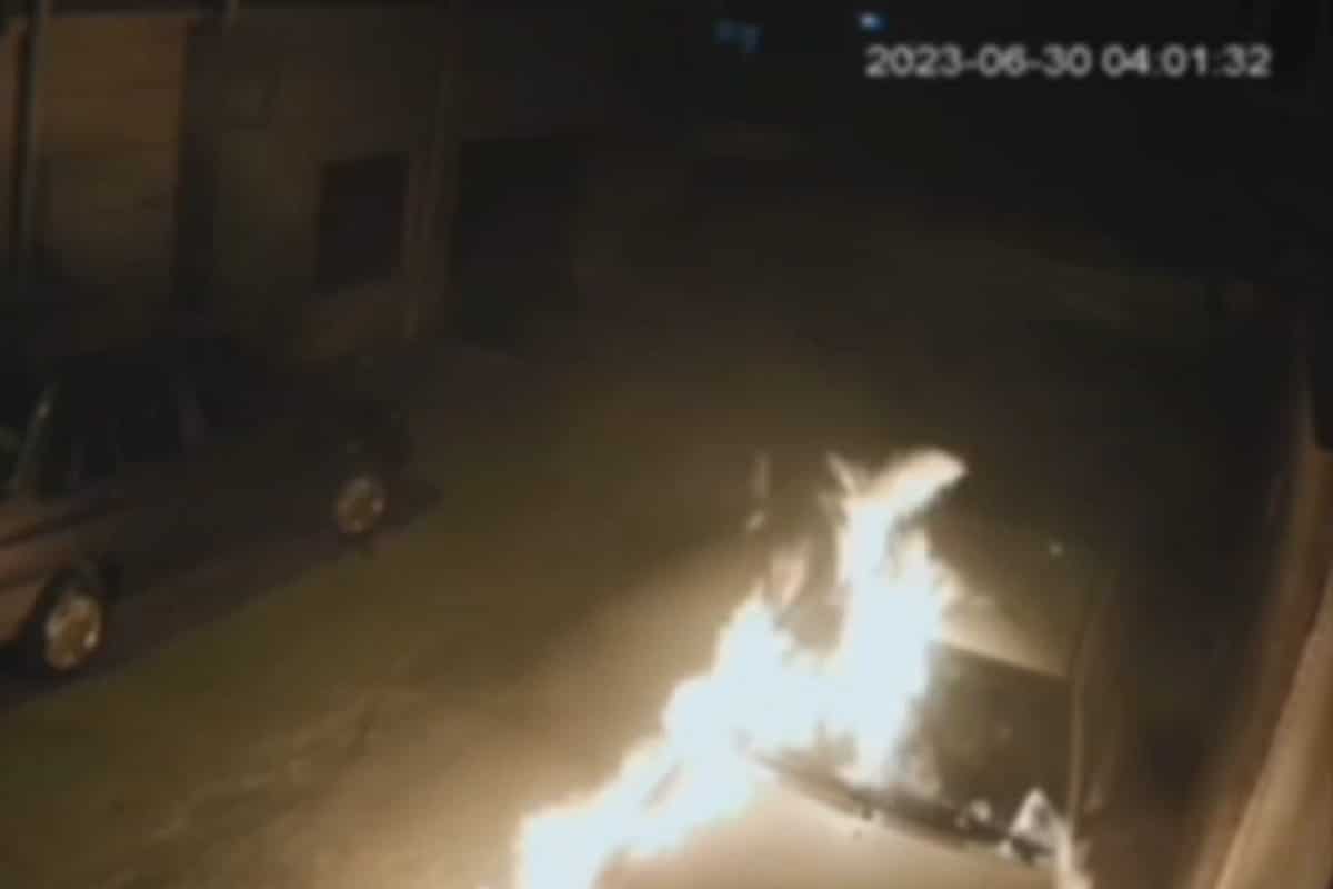 فیلم| آتش زدن یک خودرو در مرکز شهر ایلام توسط فردی ناشناس فیلم| آتش زدن یک خودرو در مرکز شهر ایلام توسط فردی ناشناس | دیلی فوتبال