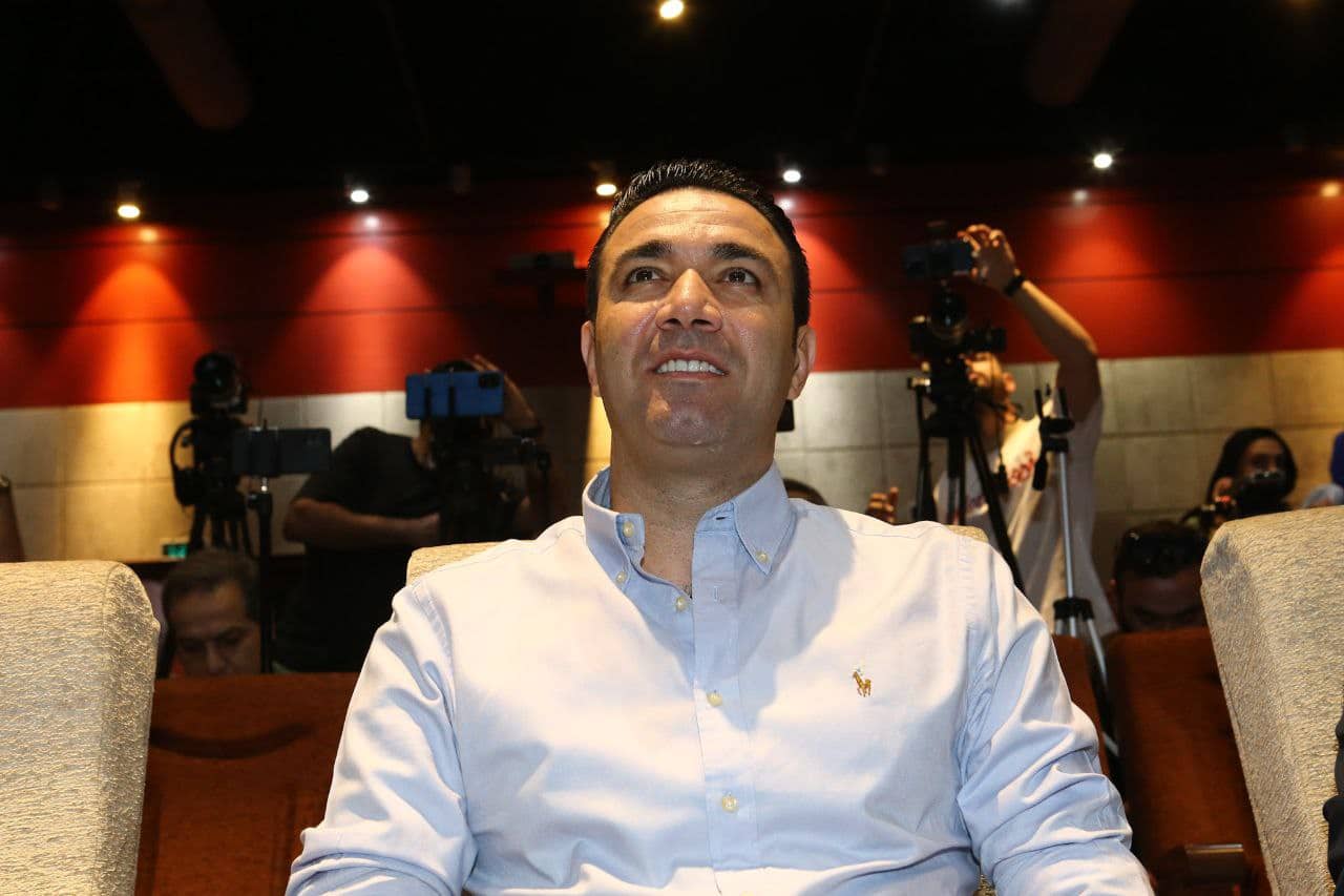 فیلم| حرکت علی دایی پسند جواد نکونام در مراسم معارفه به عنوان سرمربی استقلال فیلم| حرکت علی دایی پسند جواد نکونام در مراسم معارفه به عنوان سرمربی استقلال | دیلی فوتبال