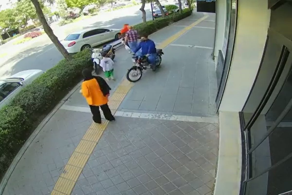 فیلم| دستگیری 10 ثانیه ای موبایل قاپ مشهدی توسط پلیس لباس شخصی | دیلی فوتبال